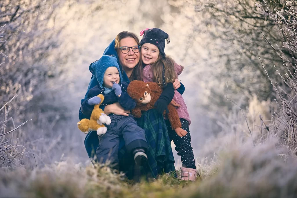 Rodinné fotografování v Kutné Hoře žena s dvěmi dětmi.